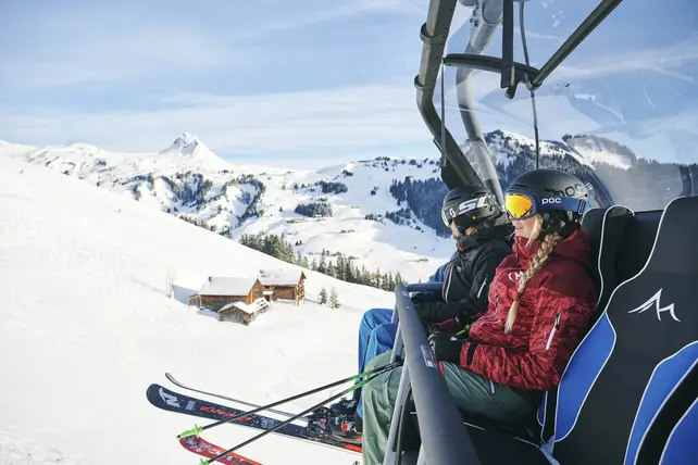 Skifahrer auf einem Sessellift im Skigebiet